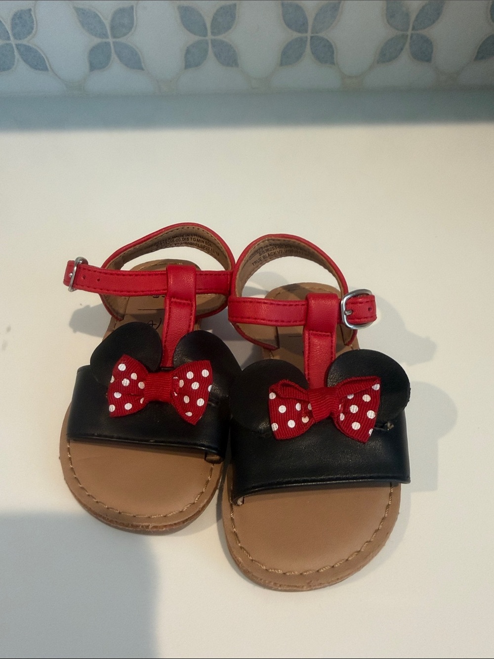 Gap Minnie Mouse Kids Black & Red Bow Sandals - size 6